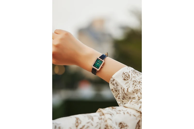 Women's Crystals Stainless Steel Bracelet Watch 22×28mm Westminster Victoria Hyde