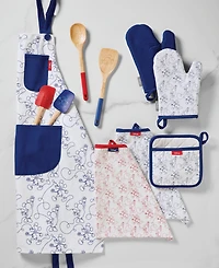 Disney Home Bon Voyage Mickey Mouse 2-Piece Oven Mitt Set