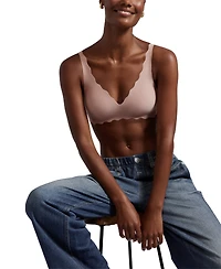 b.tempt'd by Wacoal Women's b.wow'd Wirefree Bralette 952287