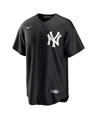 Nike Men's Aaron Judge Black New York Yankees Lights Out Replica Player Jersey
