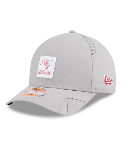 New Era Men's Tampa Bay Buccaneers 2025 Sideline M-crown 9FORTY Adjustable Hat