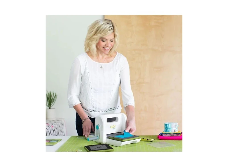 Go! Me Fabric Cutter Starter Set – Portable & Lightweight Fabric Cutter for Quilting & Sewing | Includes 2 Dies, Patterns & Carrying Handle | C