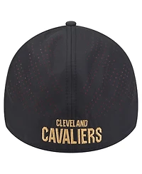 New Era Men's Black Cleveland Cavaliers Night 39THIRTY Flex Hat
