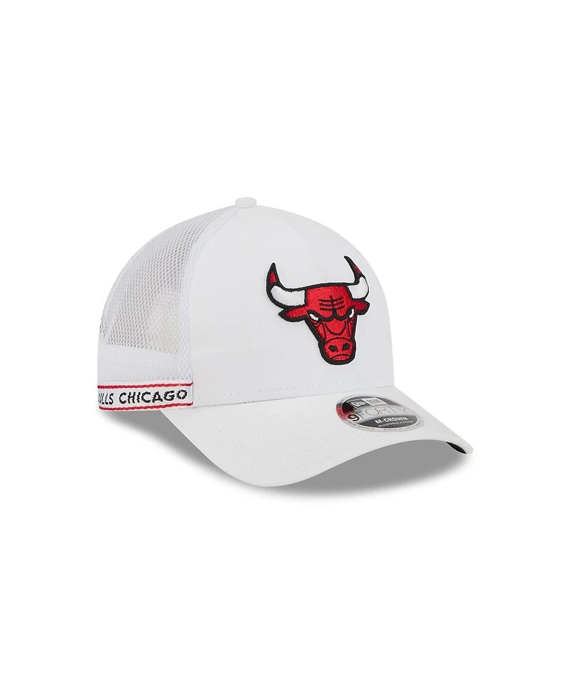New Era Men's White Chicago Bulls Featherweight Team Tape 9FORTY M-Crown A-Frame Adjustable Hat