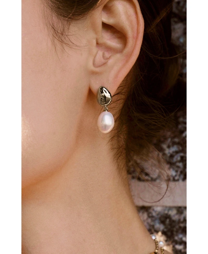 Retro Chic Eden Pearl Drop Earrings