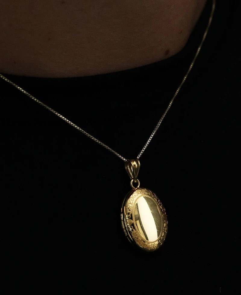The M Jewelers Oval Photo Locket Necklace