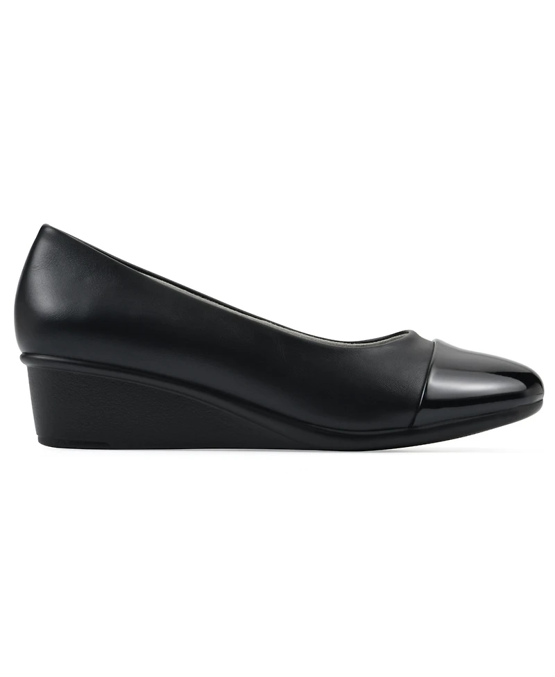Cliffs by White Mountain Women's Bolivia Cap Toe Wedge Pumps