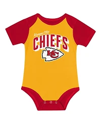 Outerstuff Baby Boys and Girls Kansas City Chiefs Dynamic Duo Bodysuit, Bib Knit Hat Set