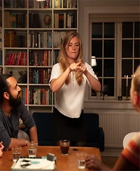 Bezzerwizzer Studio Get A Hint Party Game