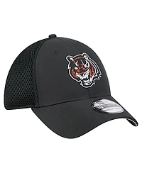 New Era Men's Black Cincinnati Bengals Outline 39THIRTY Flex Hat