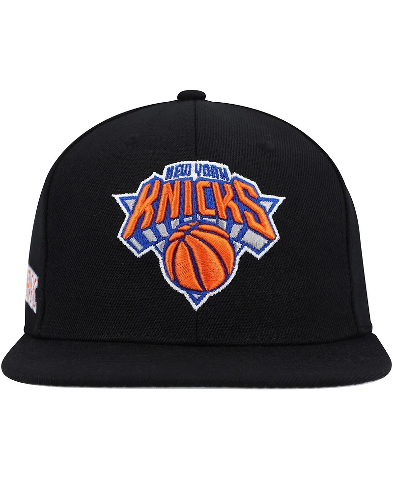 Men's Mitchell & Ness Black New York Knicks Side Core 2.0 Snapback Hat