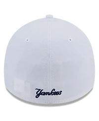 New Era Men's White New York Yankees Evergreen 39Thirty Flex Hat