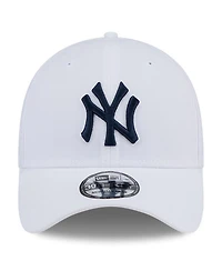 New Era Men's White New York Yankees Evergreen 39Thirty Flex Hat