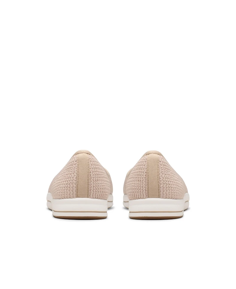 Clarks Women's Cloud Steppers Breeze Stretch Closed Toe Shoes