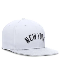 Nike Men's White New York Yankees True Performance Fitted Hat