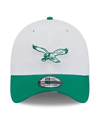 New Era Men's White/Kelly Green Philadelphia Eagles 2025 Nfl Training Camp Throwback Logo 39THIRTY Flex Hat