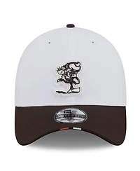 New Era Men's White/Brown Cleveland Browns 2025 Nfl Training Camp Throwback Logo 39THIRTY Flex Hat