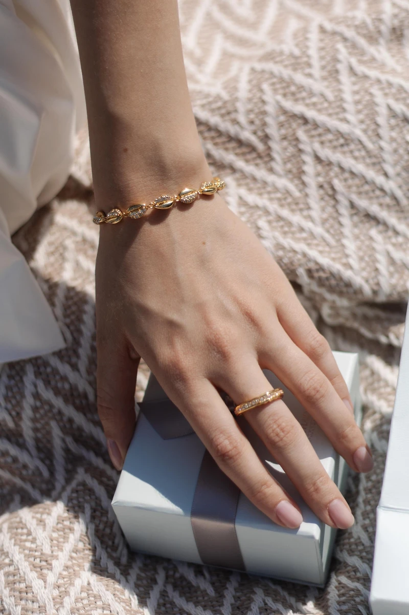 Classicharms Lucia Shell Whisper Bolo Bracelet