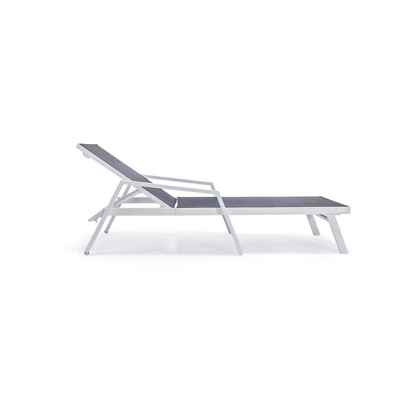 LeisureMod Lounge Chair With Armrests in Aluminum Frame
