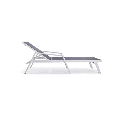 LeisureMod Lounge Chair With Armrests in Aluminum Frame