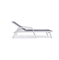 LeisureMod Lounge Chair With Armrests in Aluminum Frame