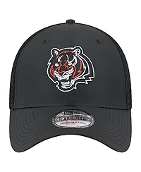 New Era Men's Black Cincinnati Bengals Outline 39THIRTY Flex Hat