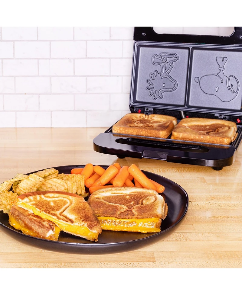 Uncanny Brands Peanuts Snoopy Sandwich Maker