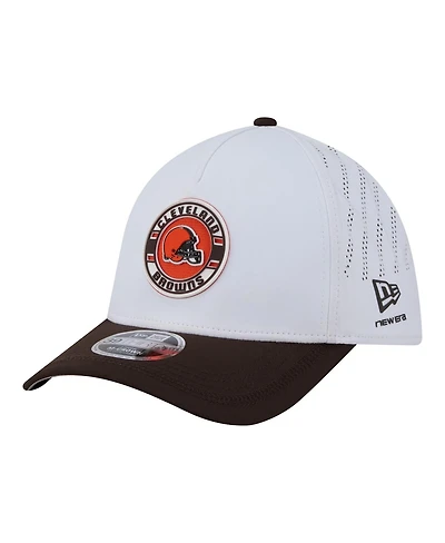 New Era Men's White/Brown Cleveland Browns Patch 39THIRTY A-Frame M-Crown Perforated Flex Hat