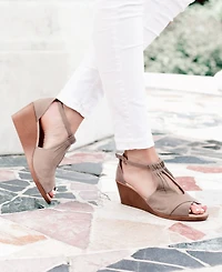 Journee Collection Women's Kedzie Wedge Sandals