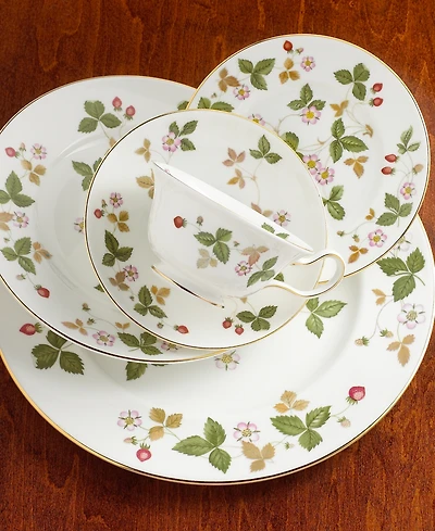 Wedgwood "Wild Strawberry" Dinner Plate, 10.75"