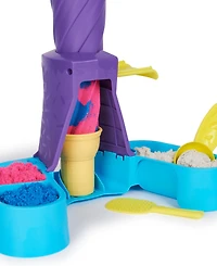 Kinetic Sand, Soft Serve Station with 14 oz of Play Sand Blue, Pink and White ,2 Ice Cream Cones and 2 Tools