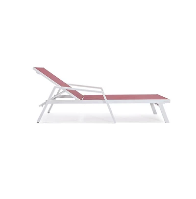 LeisureMod Lounge Chair With Armrests in White Aluminum Frame