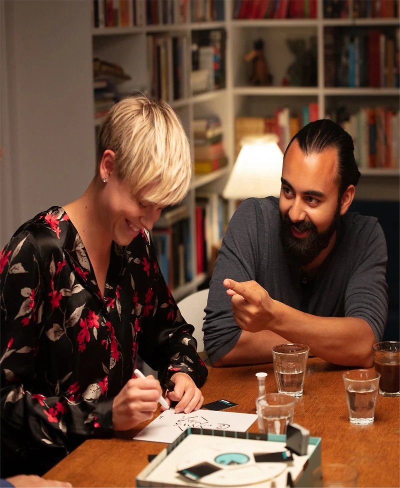 Bezzerwizzer Studio Get A Hint Party Game