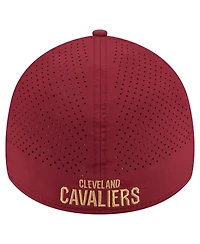 New Era Men's Wine Cleveland Cavaliers Featherweight Poly Rope Flex 39Thirty Hat