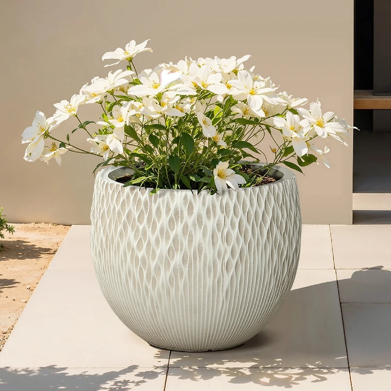 LuxenHome Antique Off-White 14.17" Round Planter, Deep-to-Light Gradient Texture, Tapered Design