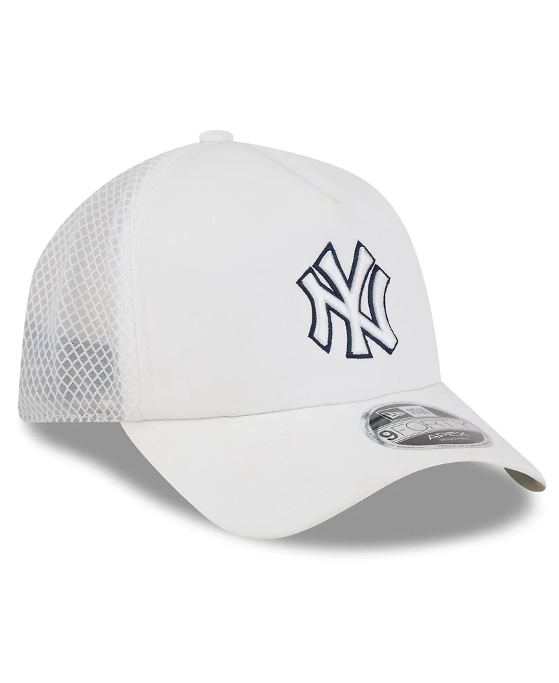 New Era Men's White New York Yankees 2026 Batting Practice Apex 9FORTY Adjustable Trucker Hat