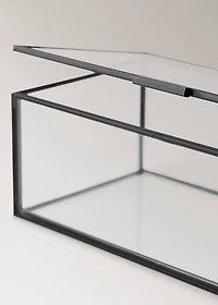 Small jewelry box with metal profile