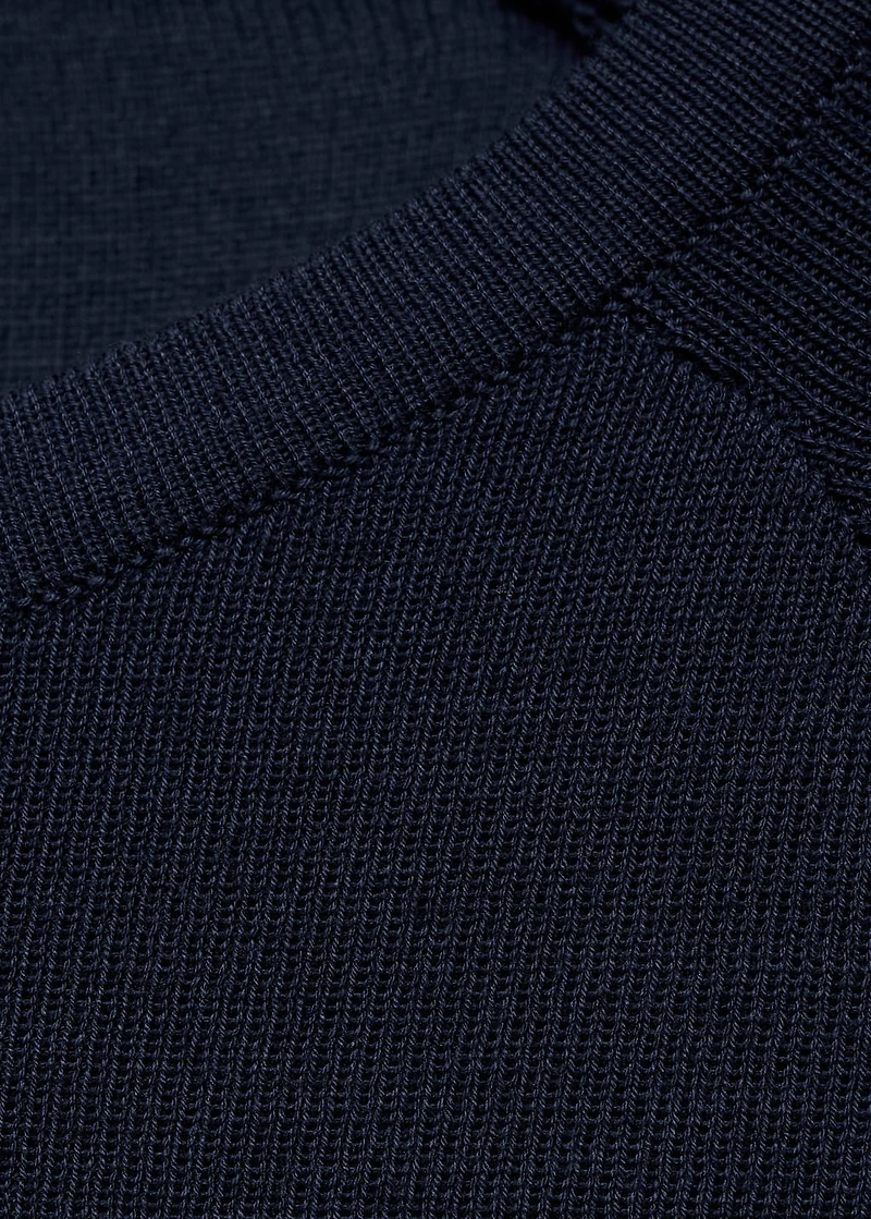 Long-sleeved fine-knit sweater