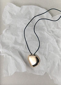 Metal pendant necklace