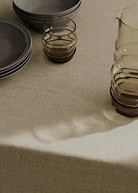 100% resin-coated linen tablecloth with contrasting overlock for 6 to 8 diners