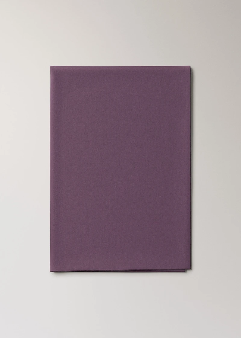 Resin-coated 100% linen tablecloth with contrasting overlock for 6 to 8 diners