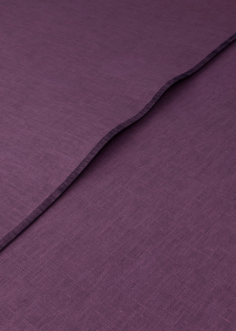 Resin-coated 100% linen tablecloth with contrasting overlock for 6 to 8 diners