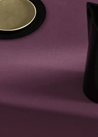 Resin-coated 100% linen tablecloth with contrasting overlock for 6 to 8 diners