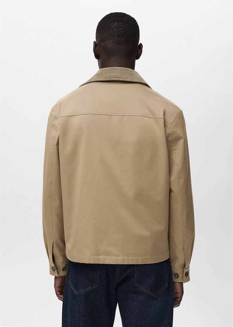 Water-repellent jacket with pockets