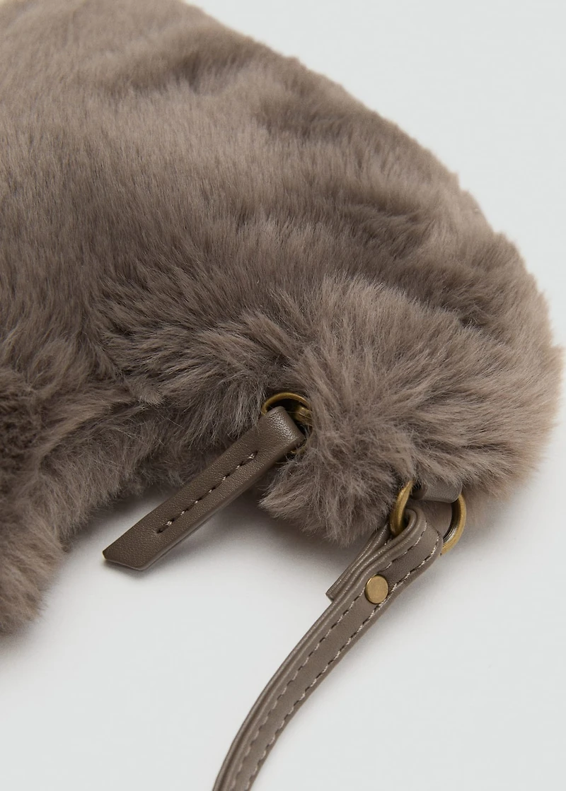 Heart-shaped fur-effect handbag