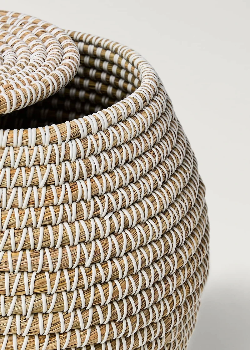 Medium natural fiber basket with oval design