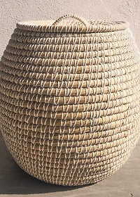 Medium natural fiber basket with oval design