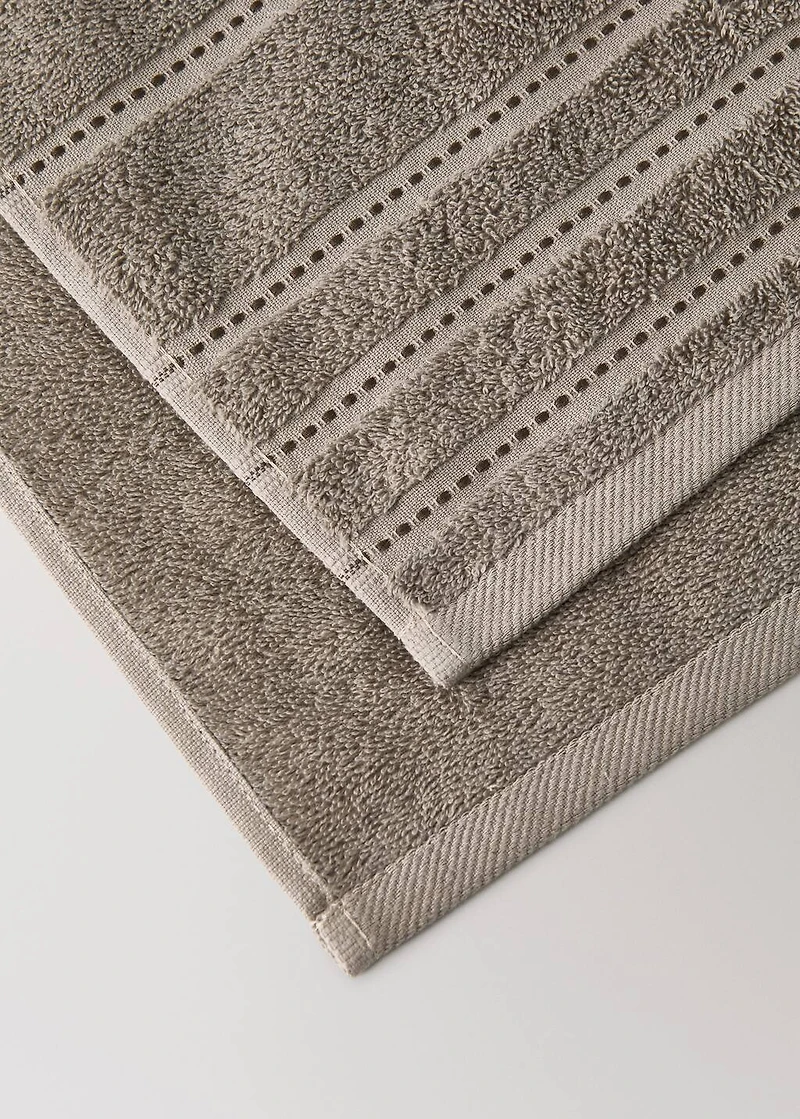Cotton bath towel with embroidered dots