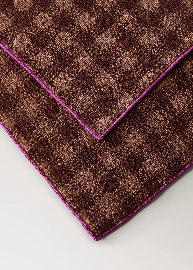 Cotton check-print guest towel with overlock stitching