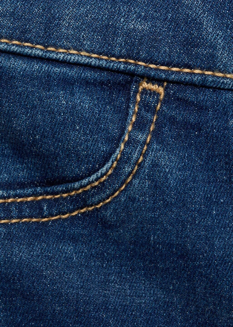 Skinny jeans with frayed hem